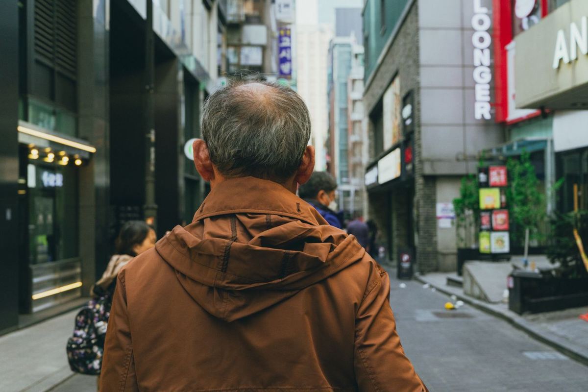 도심 골목의 일상적인 거리 풍경 — 편집용 참고 이미지
