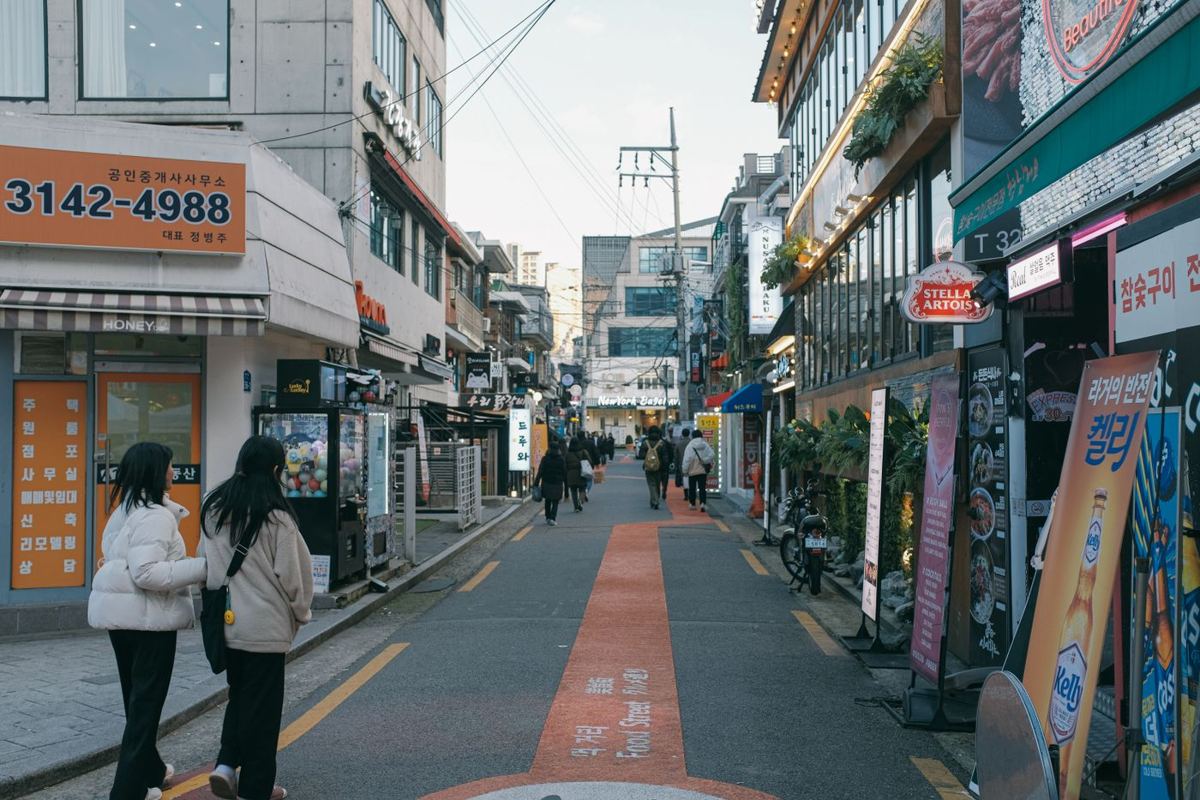 도시의 간판과 건물이 이어지는 거리 — 편집용 참고 이미지